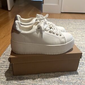 Steve Madden platform white sneakers size 9, fits an 8.5 foot. worn once